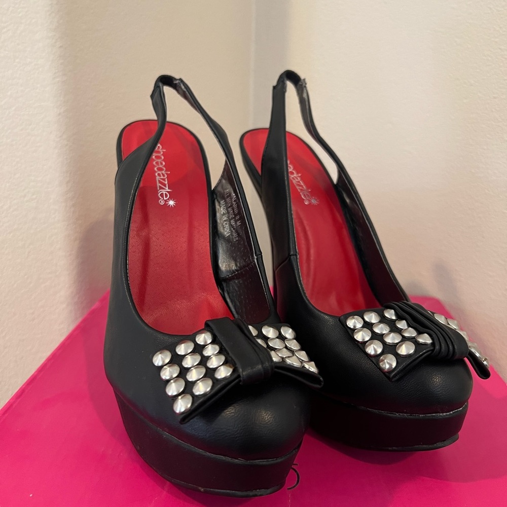 Never walked in  , only worn in pictures !!!